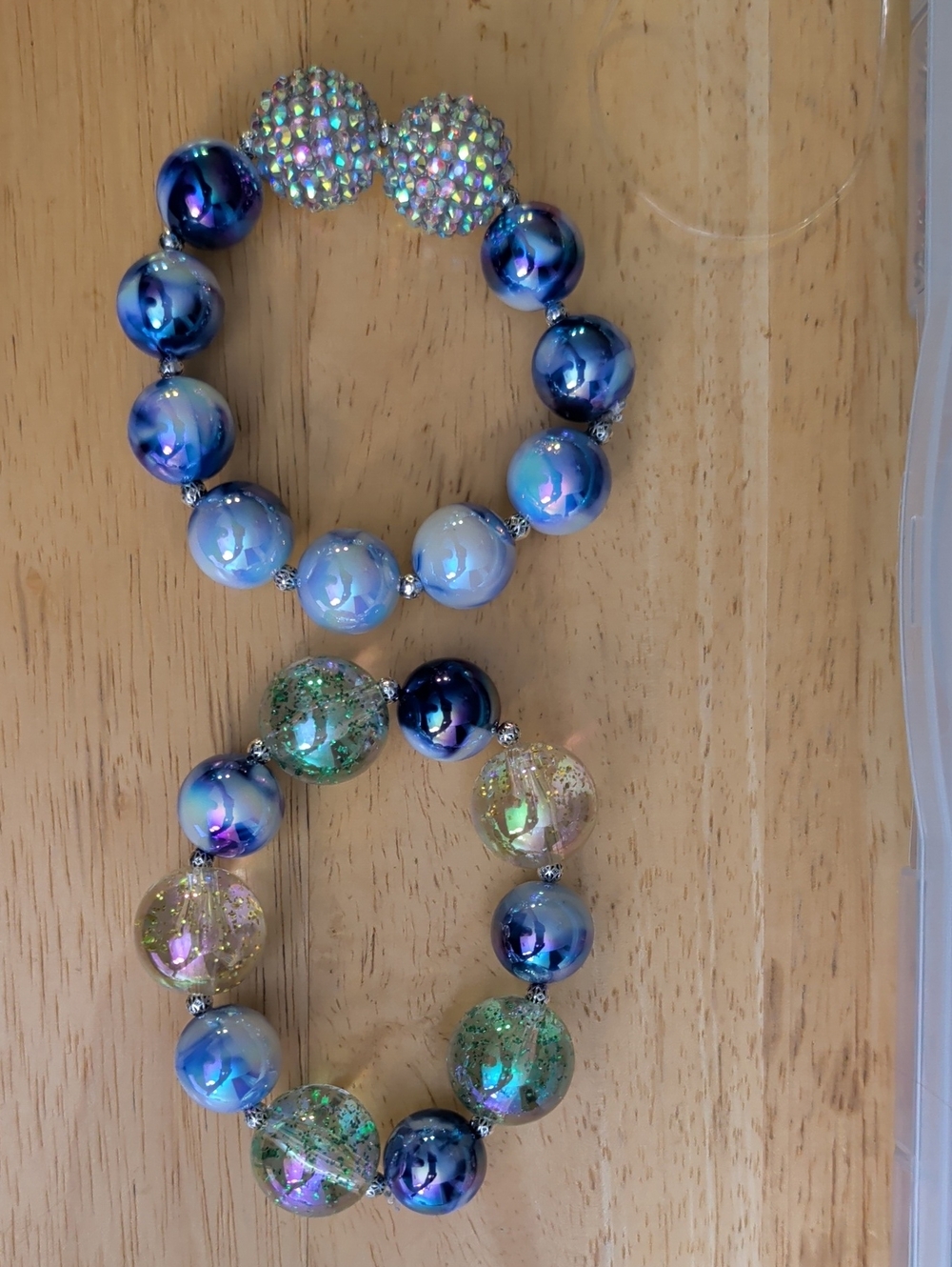 Elegant Iridescent Blue Beaded Stretch Bracelet - Women Jewelry. NWOT